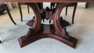 Mesa de comedor de madera oscura
