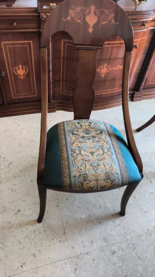 Mesa de comedor de madera oscura