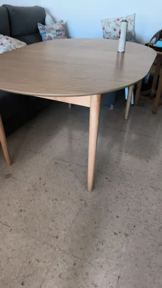 Mesa de comedor de madera