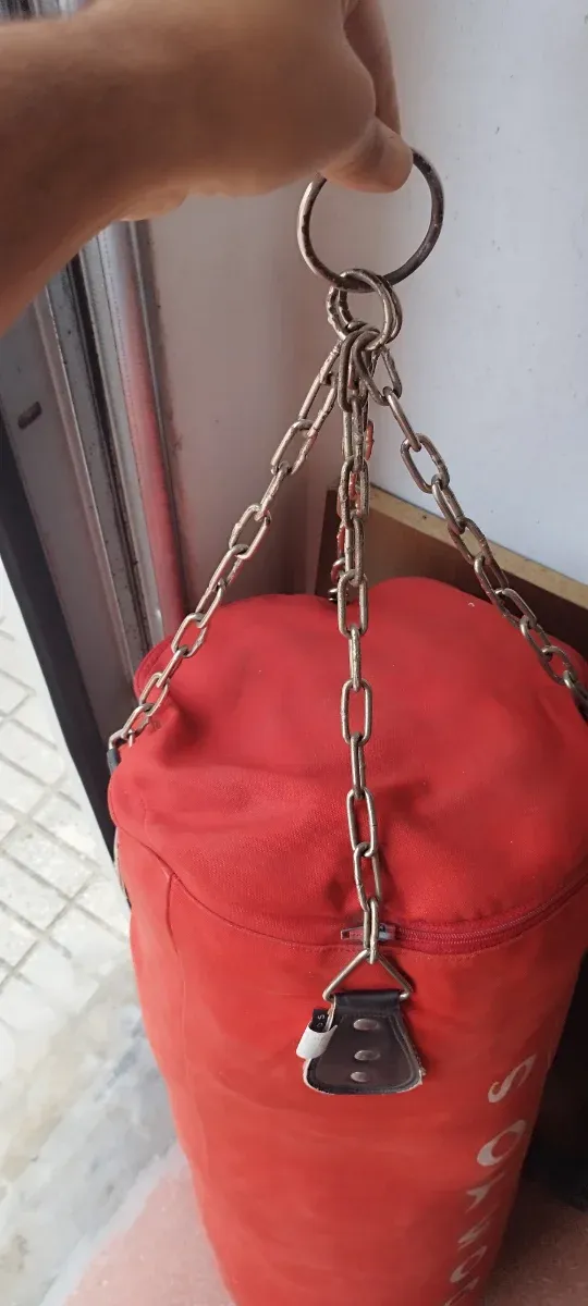 Saco de boxeo rojo con cadena,marca Domyos 