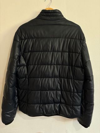 Chaqueta acolchada de la marca Guess.