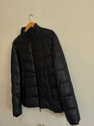 Chaqueta acolchada de la marca Guess.
