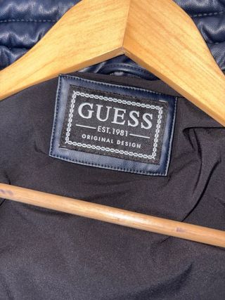 Chaqueta acolchada de la marca Guess.