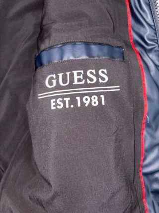 Chaqueta acolchada de la marca Guess.