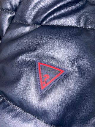 Chaqueta acolchada de la marca Guess.