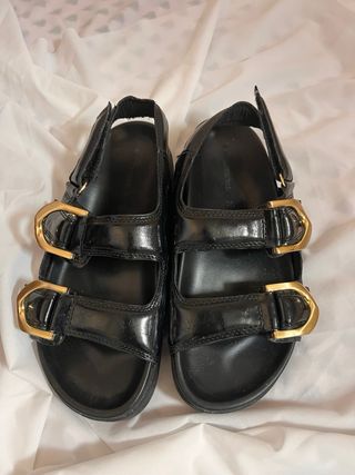 Sandalias negras con hebillas doradas