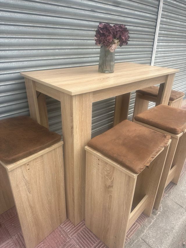 Mesa alta moderna con 4 taburetes