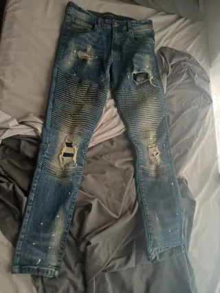 Pantalon roto azul con pintura marca supply  deman
