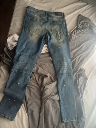 Pantalon roto azul con pintura marca supply  deman
