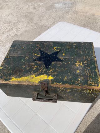 Baule antico in legno con stella