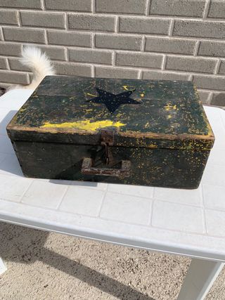 Baule antico in legno con stella