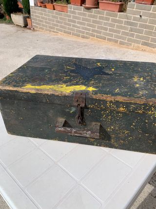 Baule antico in legno con stella