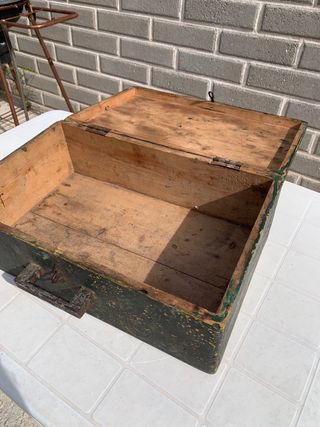 Baule antico in legno con stella