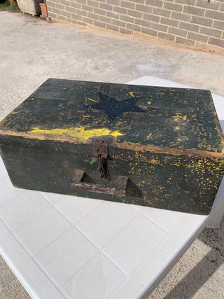 Baule antico in legno con stella