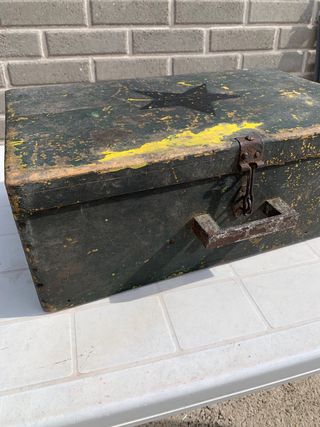 Baule antico in legno con stella