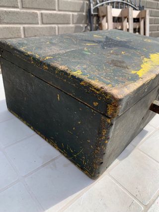 Baule antico in legno con stella