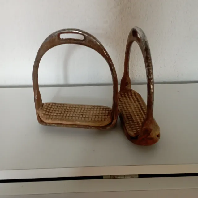 Estribos de metal para caballos