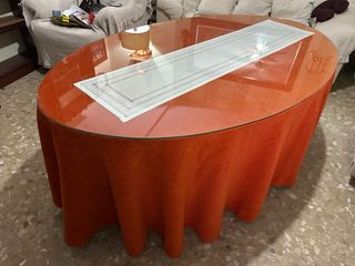 Mesa ovalada de madera con tapa cristal