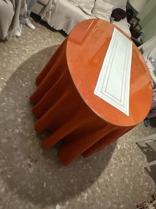 Mesa ovalada de madera con tapa cristal