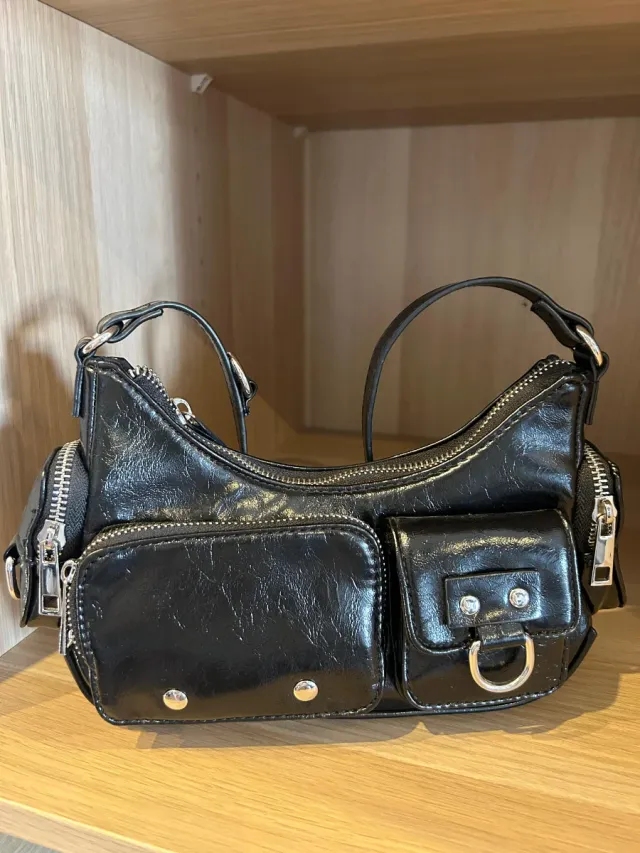 Bolso polipiel negro Bershka