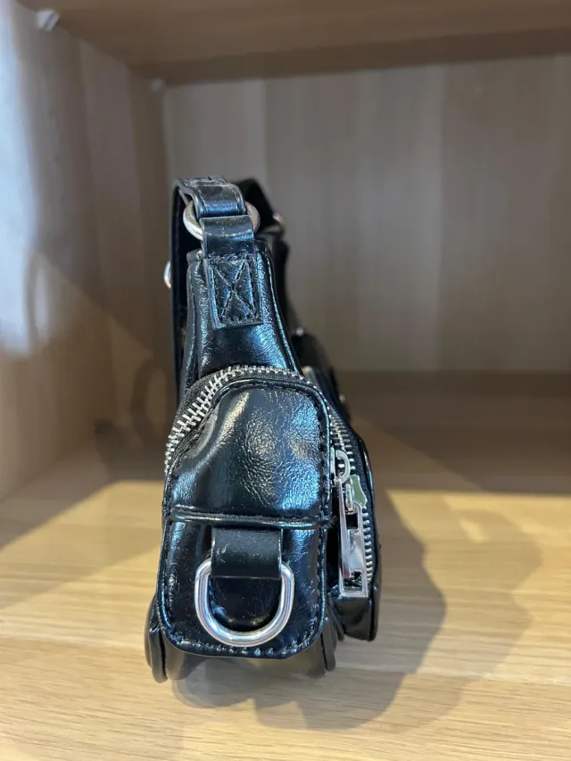 Bolso polipiel negro Bershka