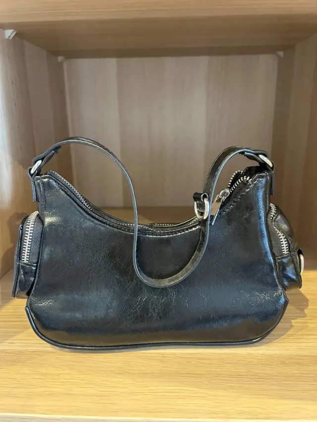 Bolso polipiel negro Bershka