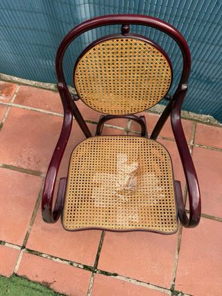 Mecedora antigua de ratán y madera