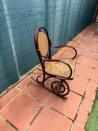 Mecedora antigua de ratán y madera
