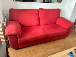 Sofá de tela rojo