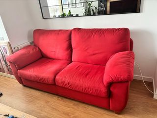 Sofá de tela rojo