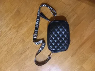 Bolso negro acolchado con correa