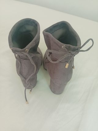 Botines grises de tacón