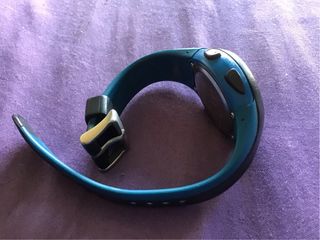 Reloj deportivo azul y plateado