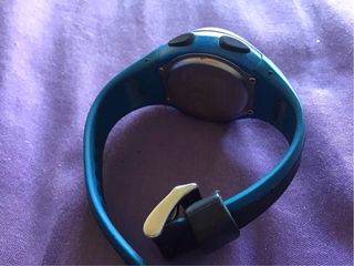 Reloj deportivo azul y plateado