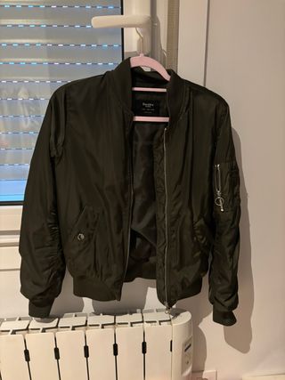 Chaqueta bomber militar verde Bershka mujer