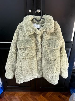 Chaqueta oversize estilo teddy de Stradivarius