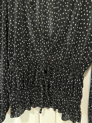 Blusa Pull&Bear lunares escote pico fruncida