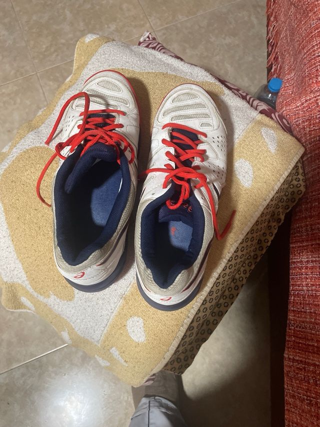 Zapatillas pádel Asics suela roja