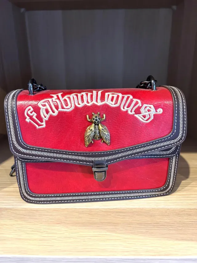 Bolso rojo polipiel con polilla acero inoxidable