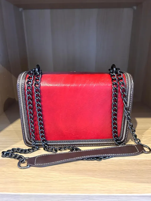Bolso rojo polipiel con polilla acero inoxidable