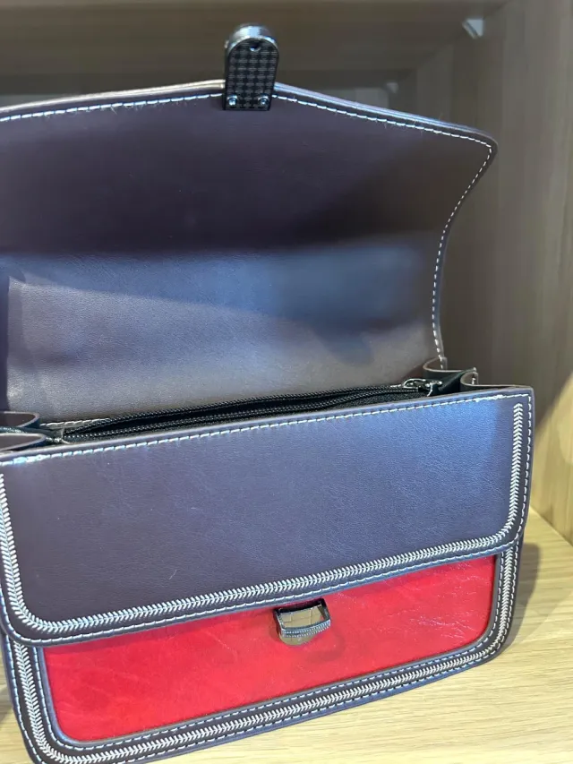 Bolso rojo polipiel con polilla acero inoxidable