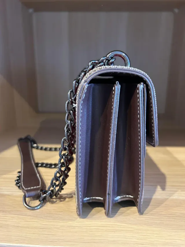 Bolso rojo polipiel con polilla acero inoxidable