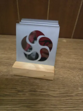 Reposavasos de cristal y madera