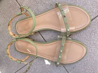 Sandalias planas verdes con tachuelas