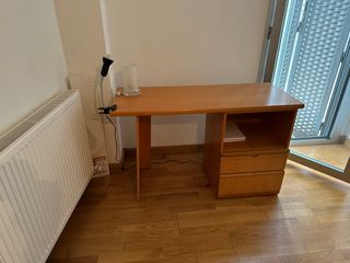 Mesa de escritorio de madera marrón