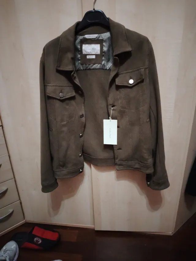 Giacca Zara tra un verde kaki e un marrone