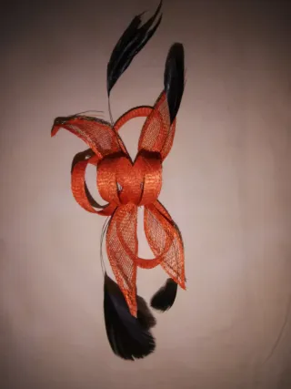 Tocado naranja con plumas negras