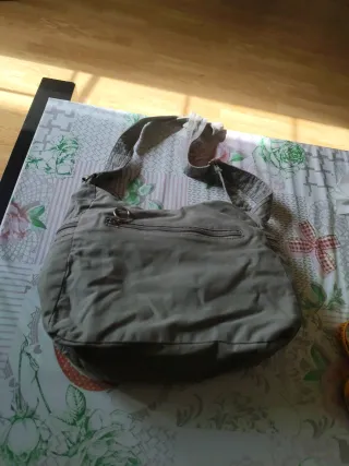 Bolso de hombro gris claro con múltiples bolsillos