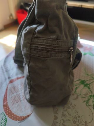 Bolso de hombro gris claro con múltiples bolsillos