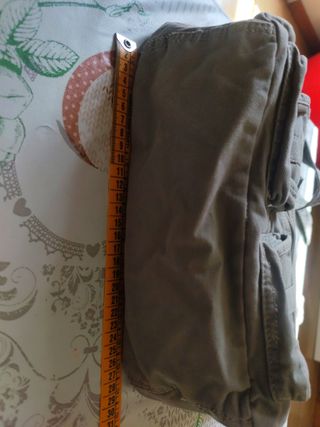 Bolso de hombro gris claro con múltiples bolsillos